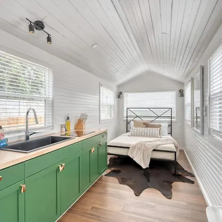 Stay Portland - Noir-Emerald Modern Tinylux In Portland